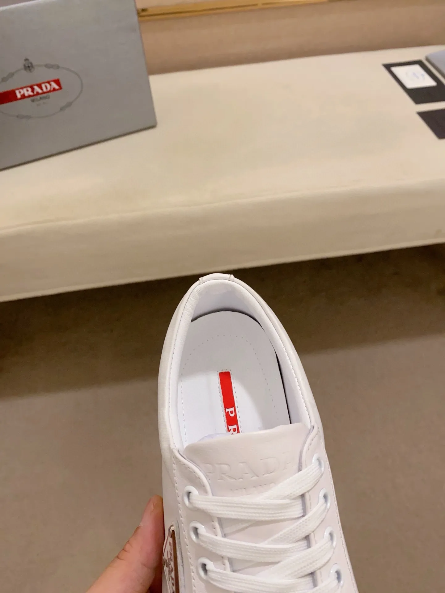 Men's shoes 💰 580💰 ✔️✔️✔️High-quality new PRADA counters are launched at the same time. The new men's shoes and 😘fabrics are selected from first-layer cowhide and are made by pure handicrafts. Lining: Full cowhide lining. 👍🏿 High-end ☄️ air-cushion molded anti-slip rubber outsole, exquisite lines, simple and elegant, comfortable and high-end for leisure travel. Code number: 38 to 44 (45 can be customized)